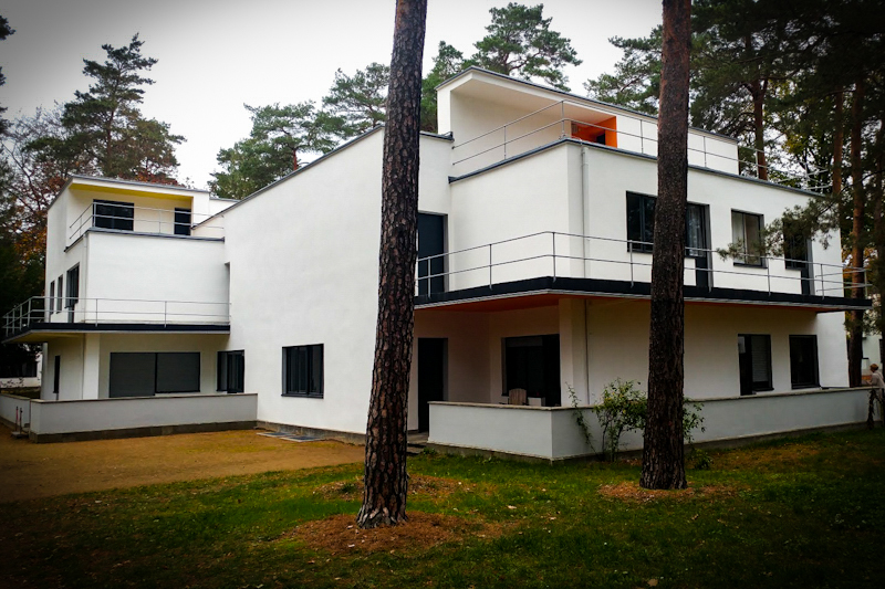 The double-house of masters’ Klee and Kandinsky in Dassau bestow the essence of Bauhaus realized, but not without some personal twists peeking through.